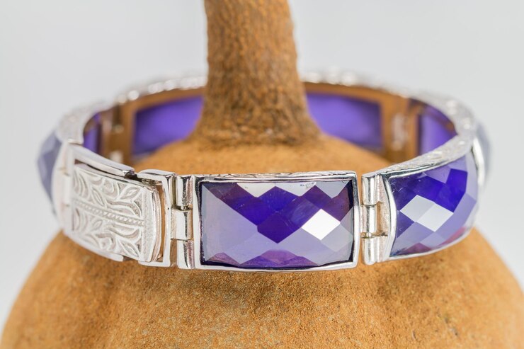 naiam cosmetic man lilac bracelet

